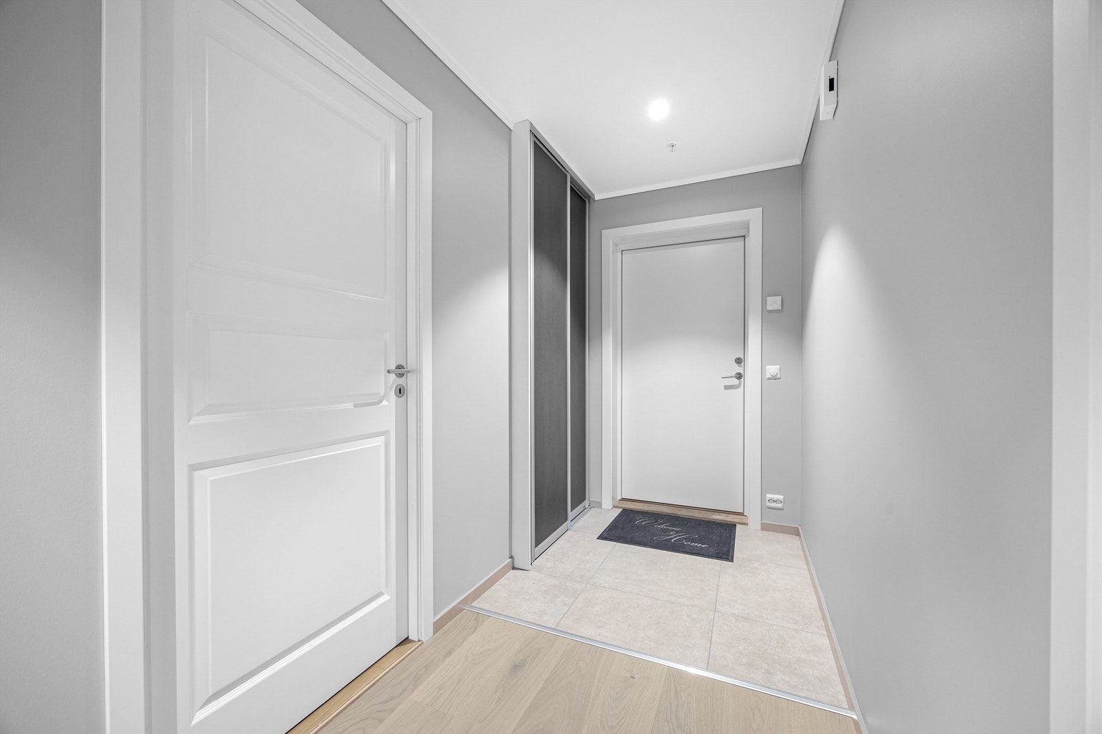 Det er nye fliser i gangen, nymalte vegger og nye enstavs parkettgulv i leiligheten. Galleribilde