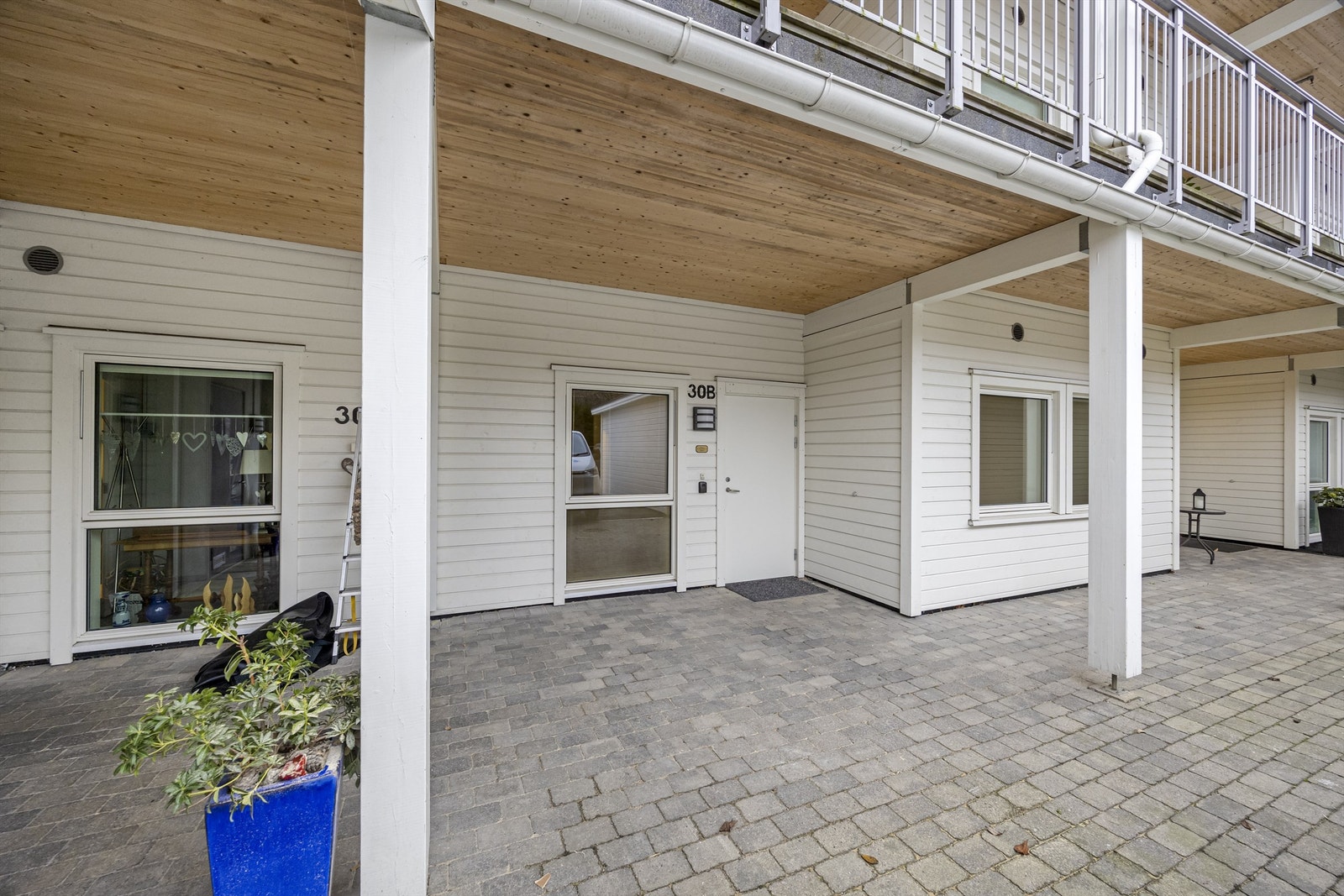 Inngangsparti med brostein og takoverbygg. Galleribilde