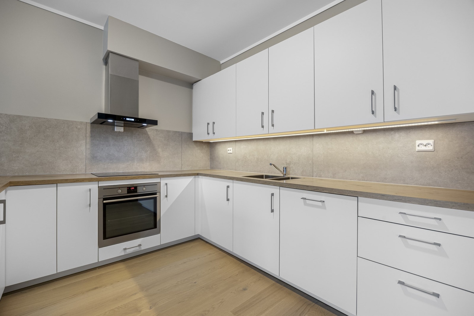 Kjøkken. Godt med skap- og benkeplass. Galleribilde