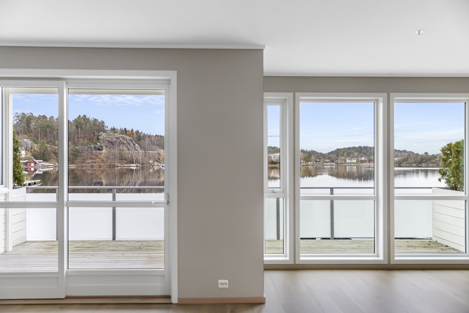 Store vindusflater ut mot Hølen. Galleribilde