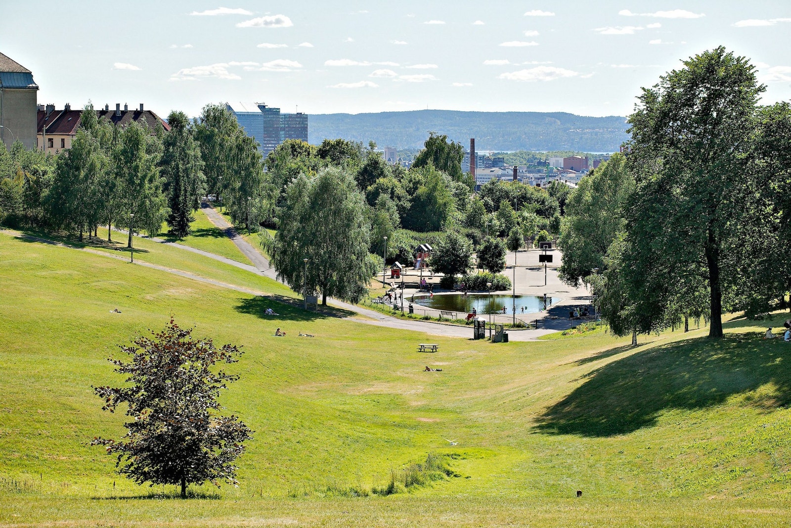 Nærhet til flere grønne lunger, blant annet Torshovdalen som ligger like ved boligen. Galleribilde