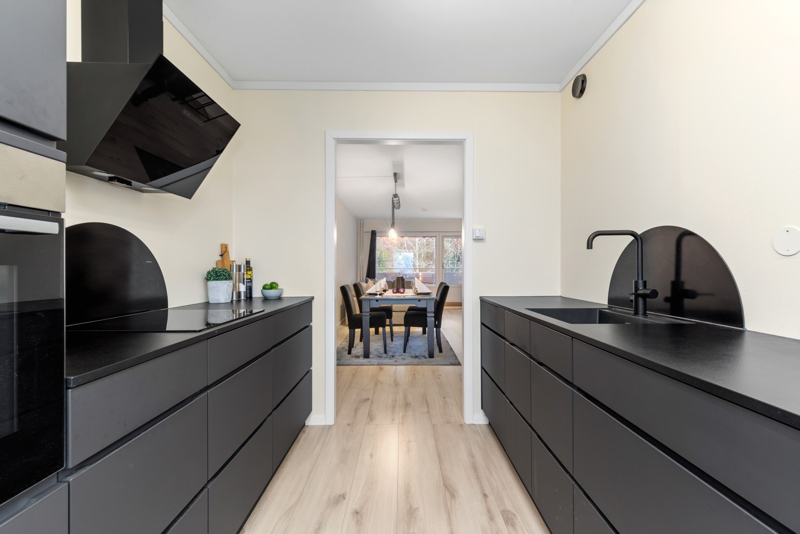 Fra kjøkkenet går man videre inn i spisestuen Galleribilde