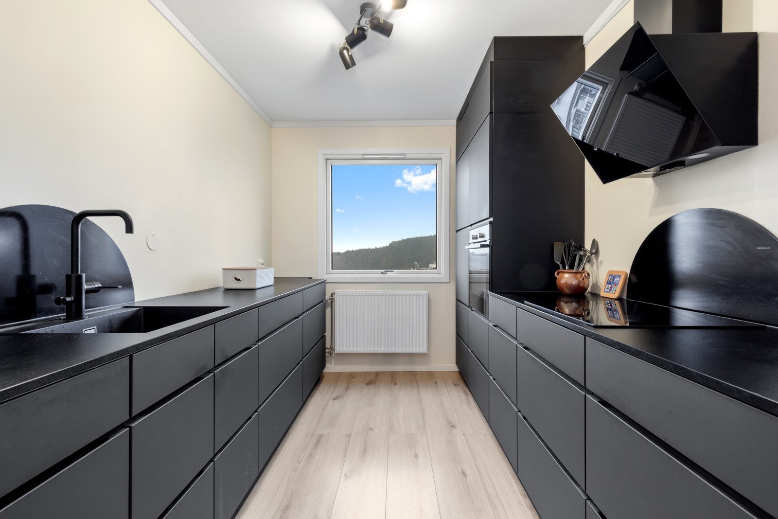 KVIK-kjøkken fra 2021 med integrerte hvitevarer Galleribilde