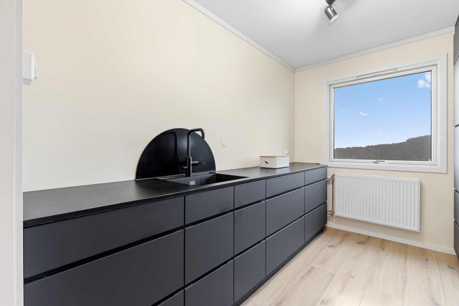 Rikelig med benke- og skuffeplass Galleribilde