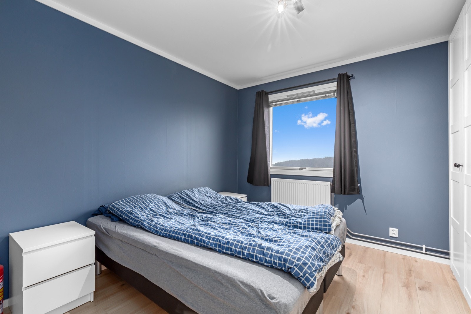 Hovedsoverom med god størrelse. Soveromsvinduet vender mot nordøst Galleribilde