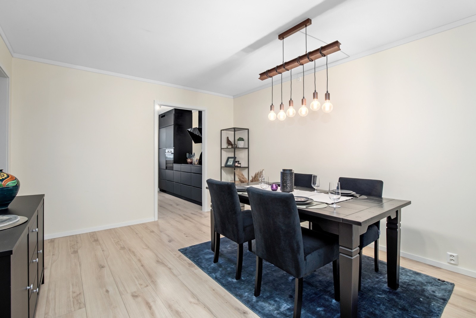 Laminat lagt i 2021. Videre ble også overflater sparklet og malt i 2021 Galleribilde