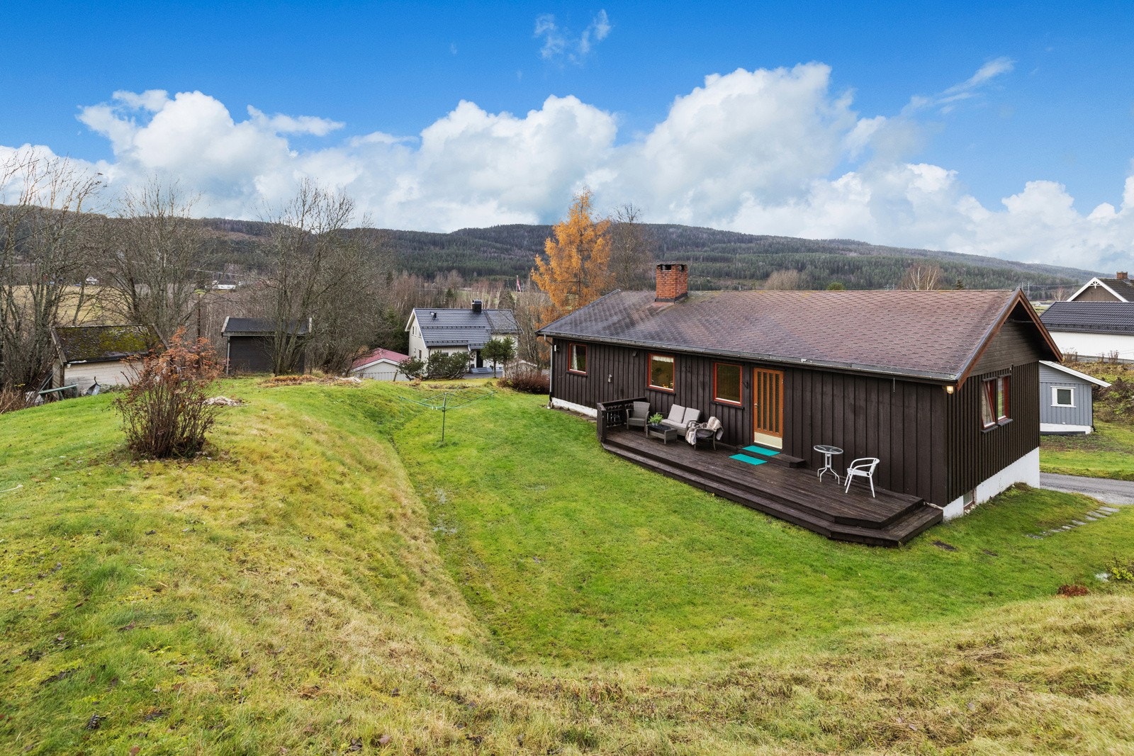 Stor og flat hage i rolige og skjermede omgivelser. Galleribilde