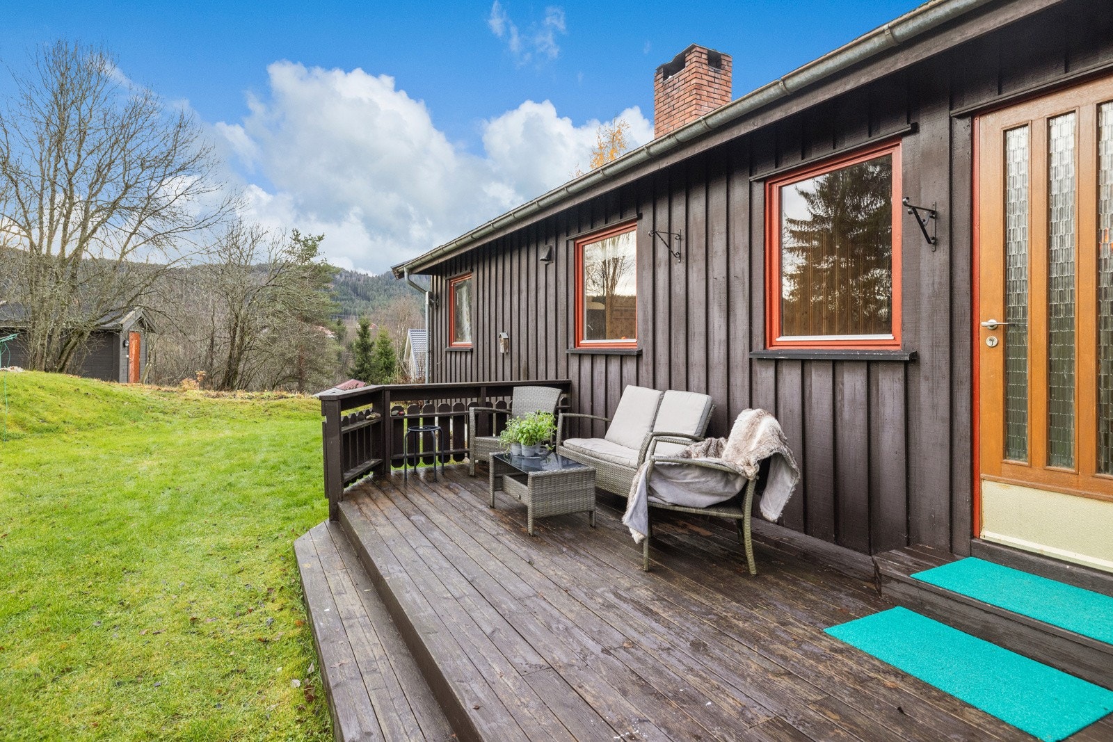 Herlig markterrasse på ca. 20 kvm med god plass til utemøblemnt. Galleribilde