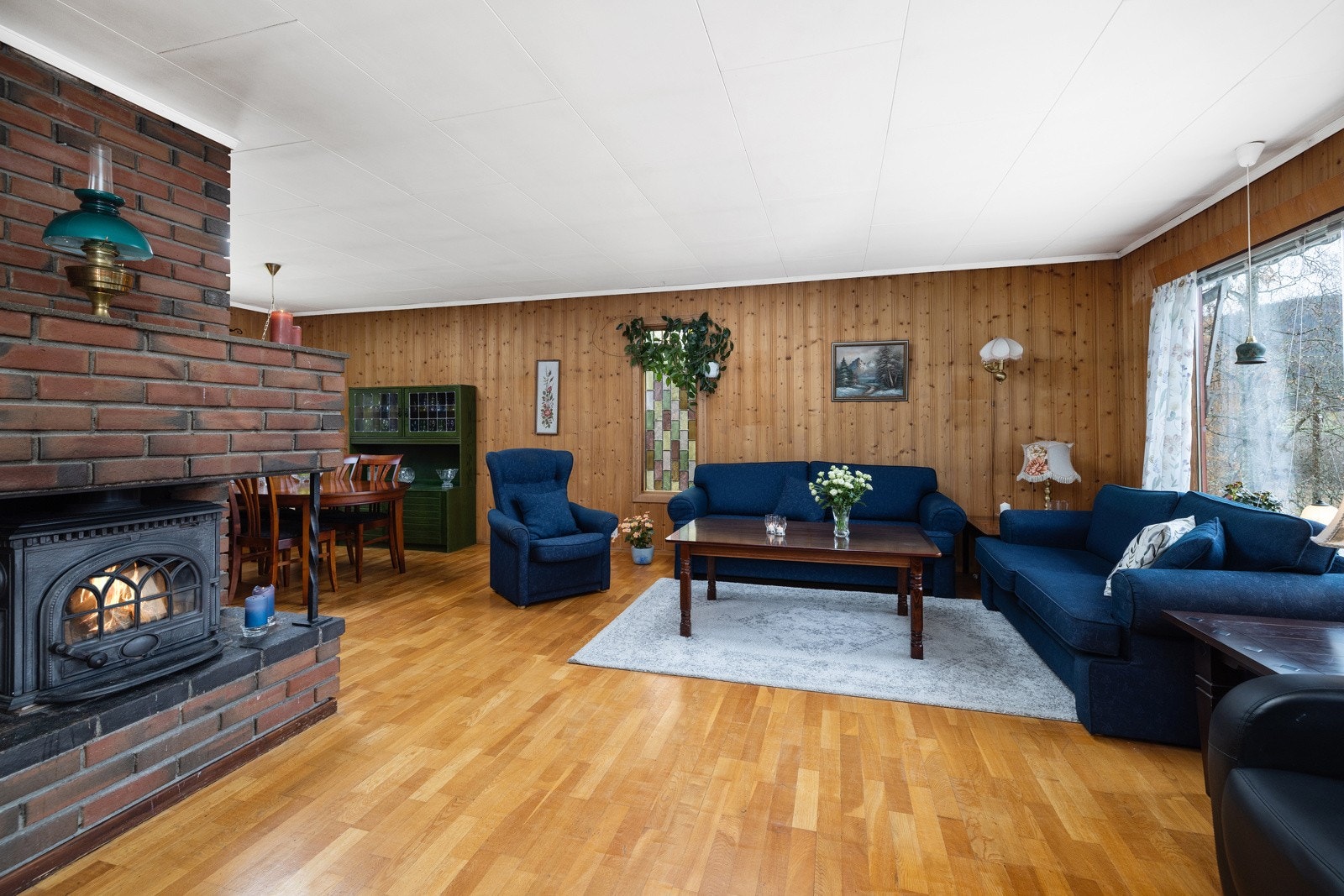 Boligen har en god planløsning over to etasjer med blant annet fire soverom, to stuer og to bad. Galleribilde