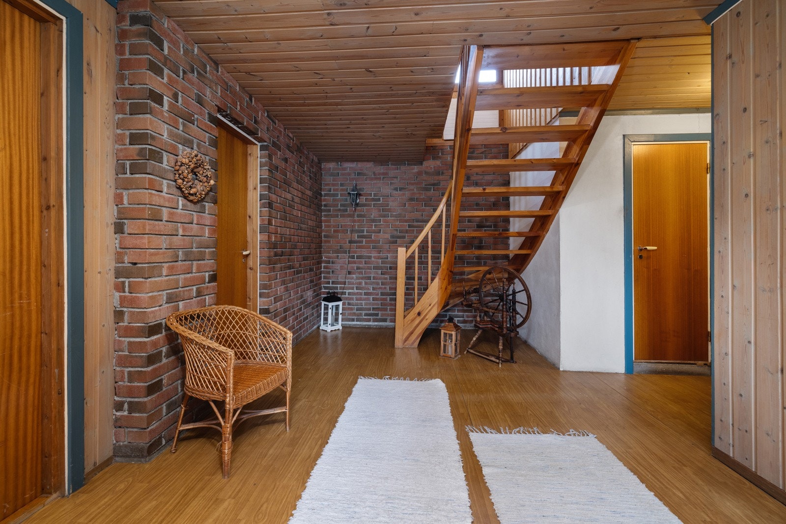 Hallen i underetasjen fordeler til kjellerstue, soverom, fyrrom, bad og vaskekjeller. Galleribilde