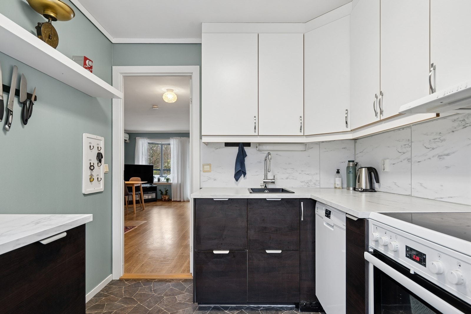 Innredning med slette trefiberfronter og laminat benkeplate. Galleribilde