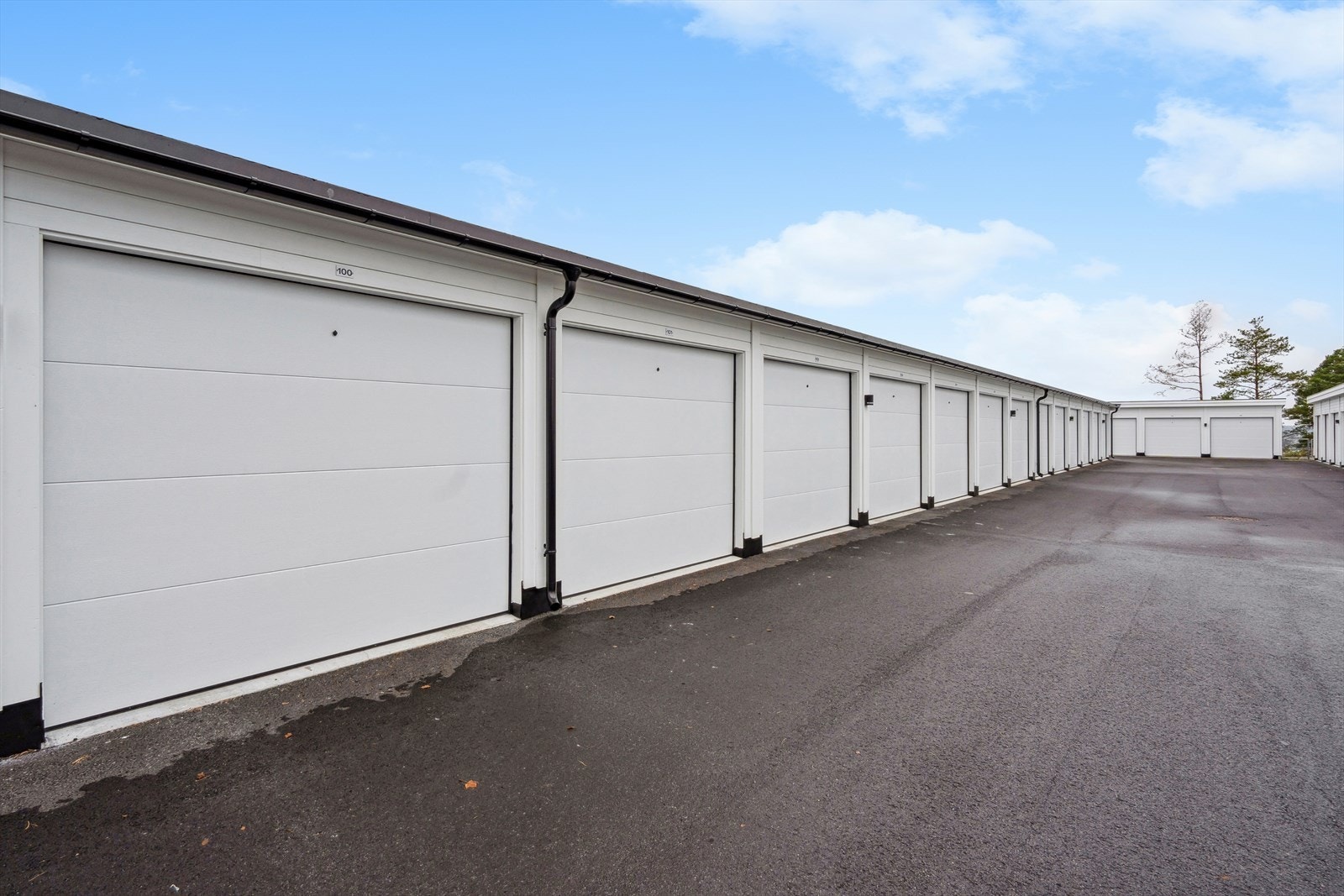 Leiligheten disponerer en garasjeplass i et fellesanlegg. Alle garasjene ble ombygget og modernisert i 2024. Galleribilde