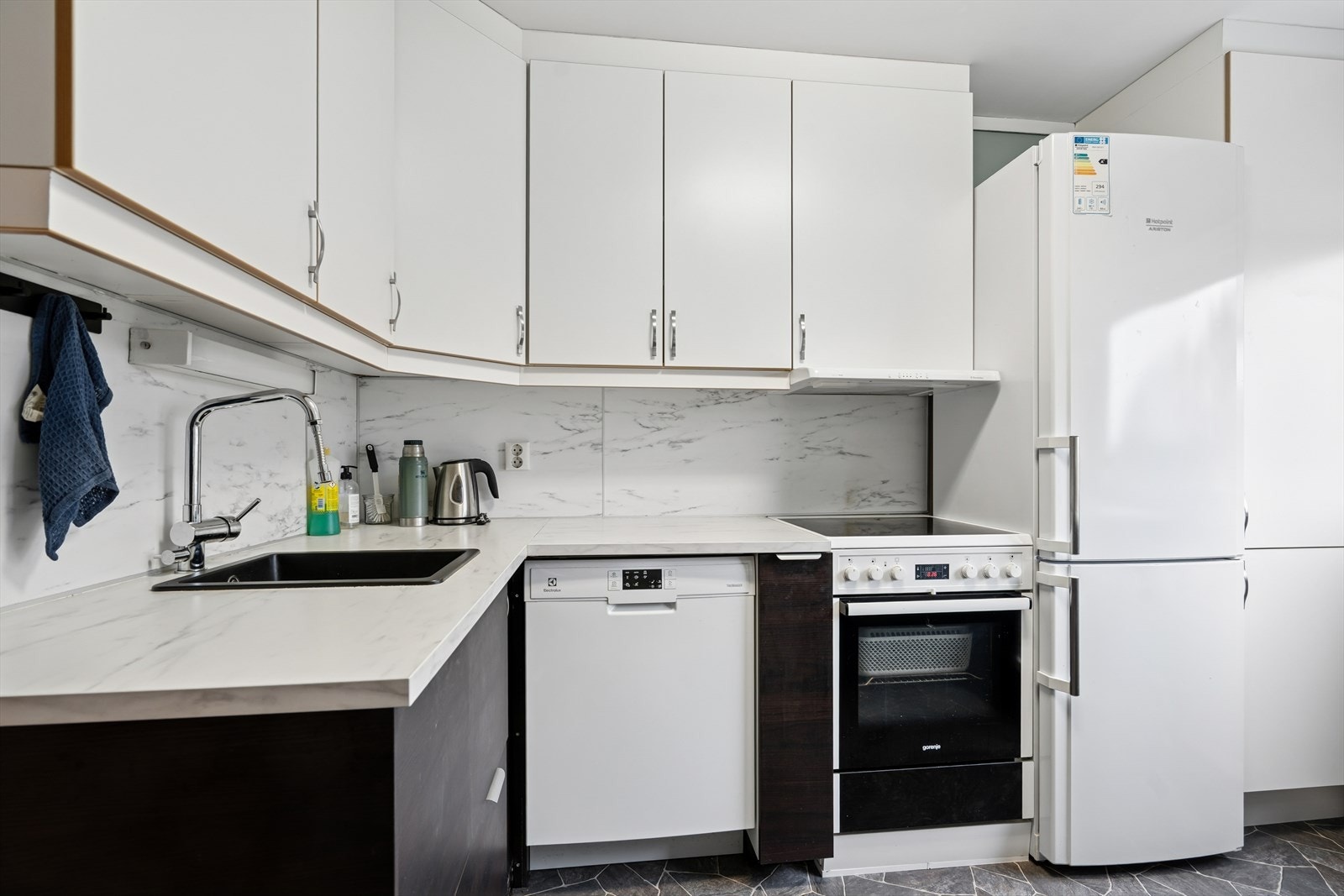 Vedrørende hvitevarer, se pkt. "løsøre og tilbehør" i salgsoppgaven. Det ble montert ny vv-bereder i 2020. Galleribilde