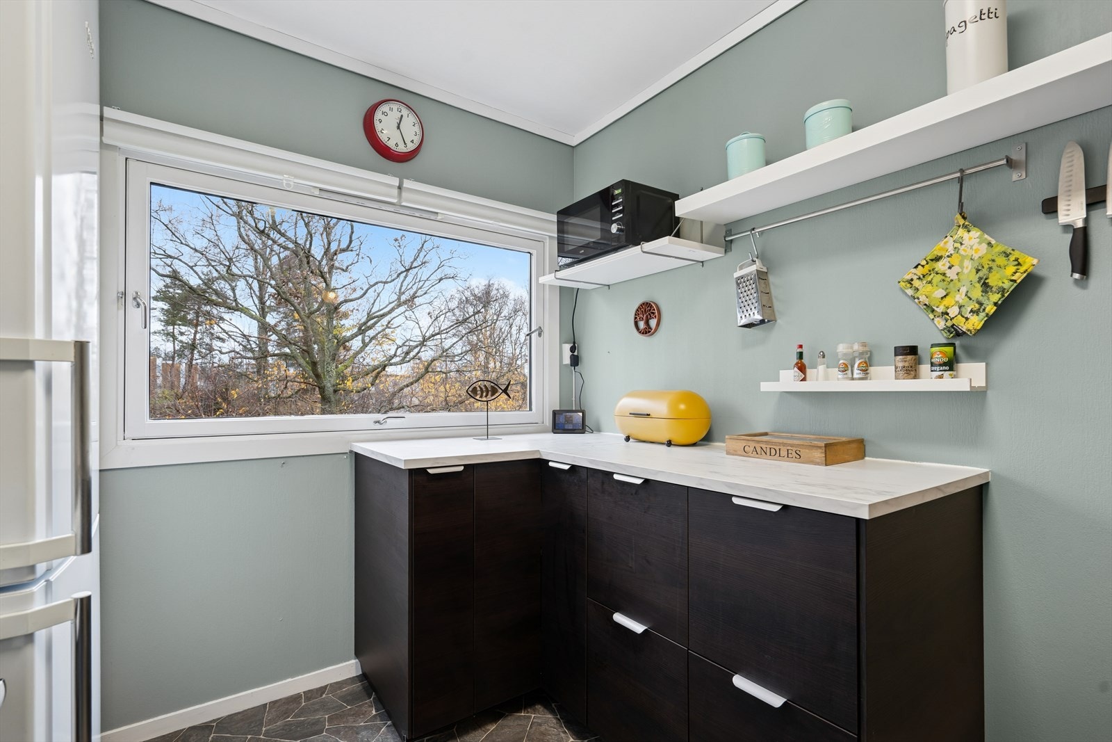 Svært godt med skap- og benkeplass. Galleribilde