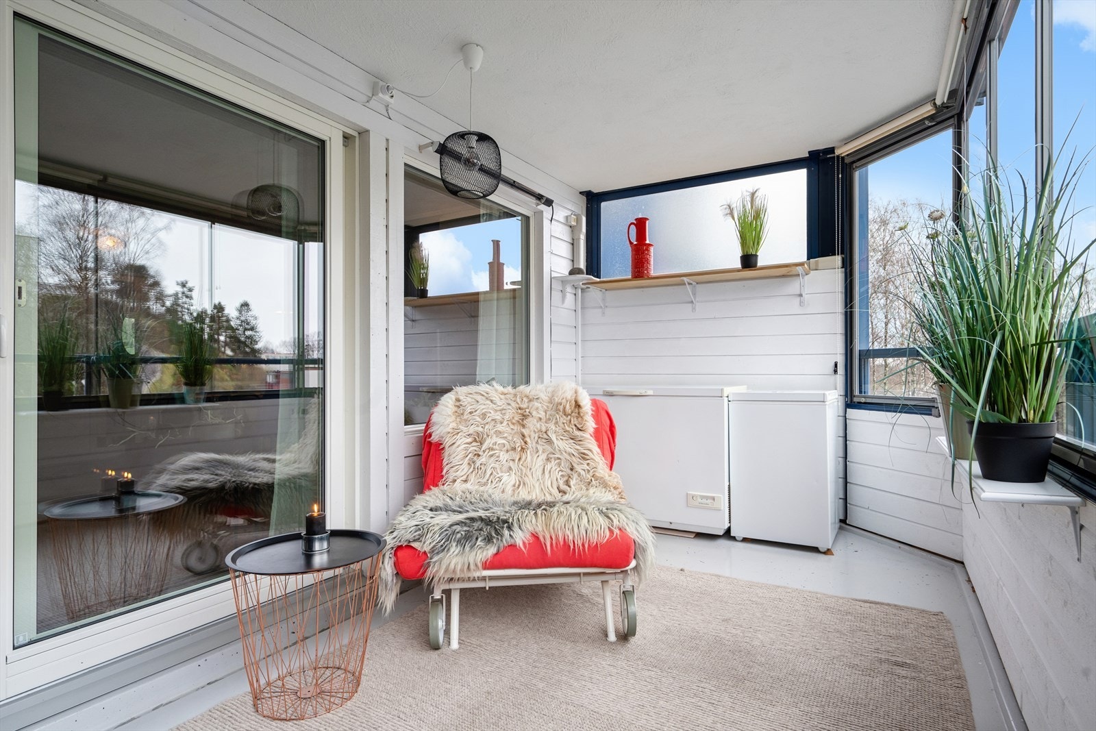 Terrasseskyvedør i tre med 2-lags glass av nyere dato. Galleribilde