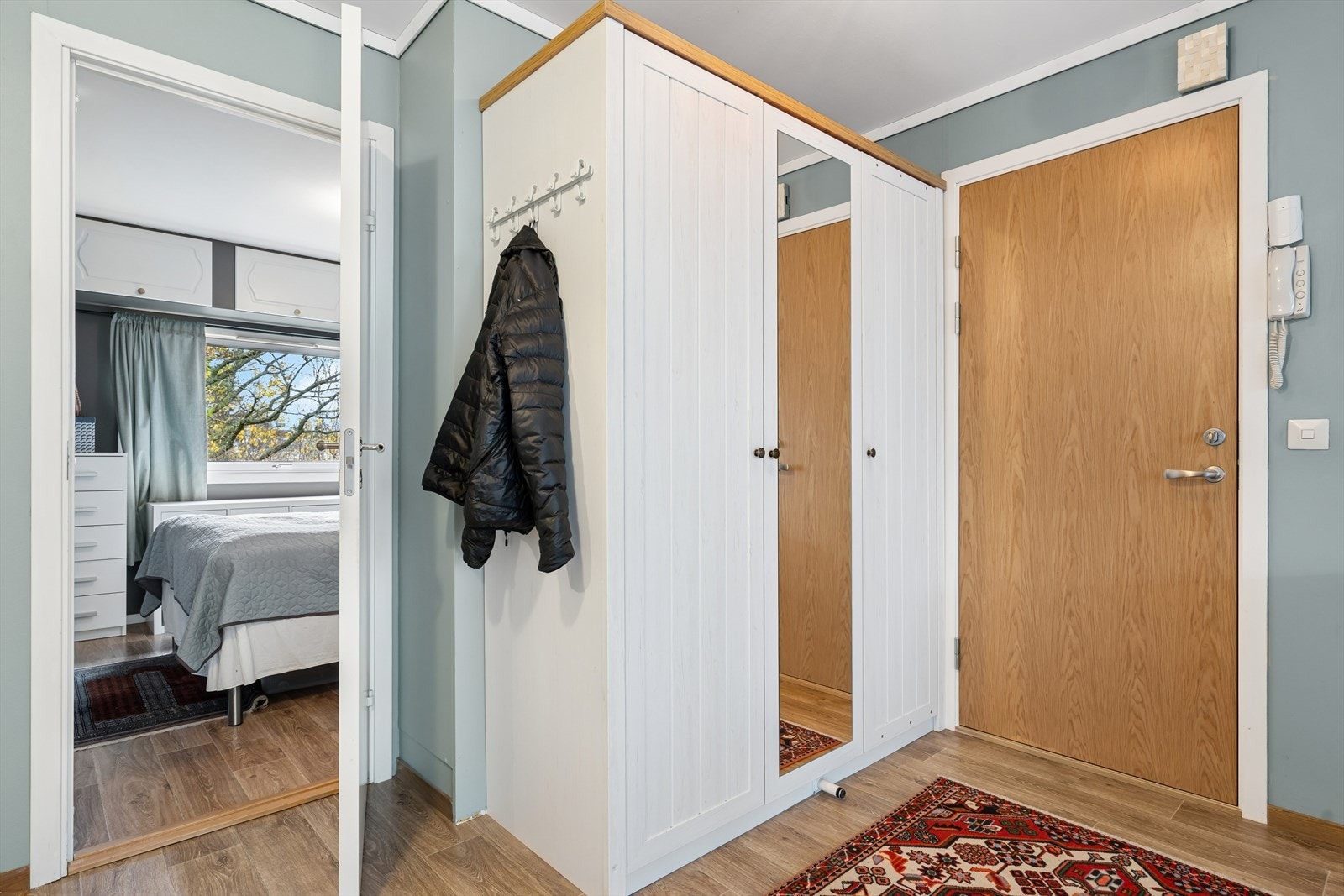 Entrè med praktisk garderobeskap. Velkommen inn! Galleribilde