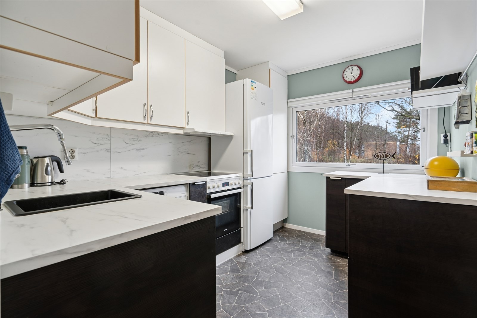 Leiligheten inneholder et svært bruksvennlig kjøkken.
Stort vindu gir utsikt mot grøntområder og godt med naturlig lysinnslipp. Galleribilde