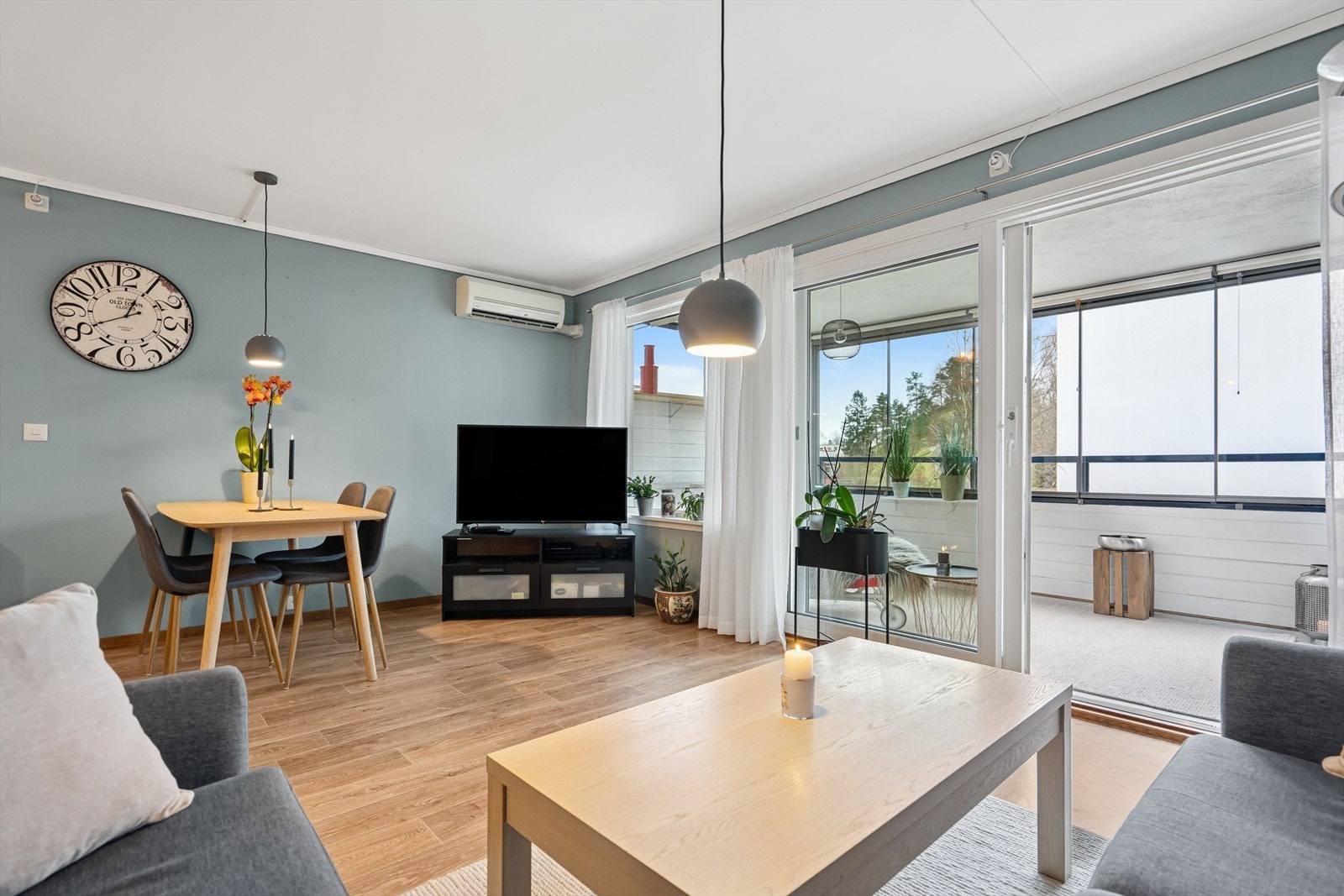 En arealeffektiv og lettstelt 2-roms andelsleilighet i byggets 3. etasje. Internt bruksareal på 49 kvm. Galleribilde