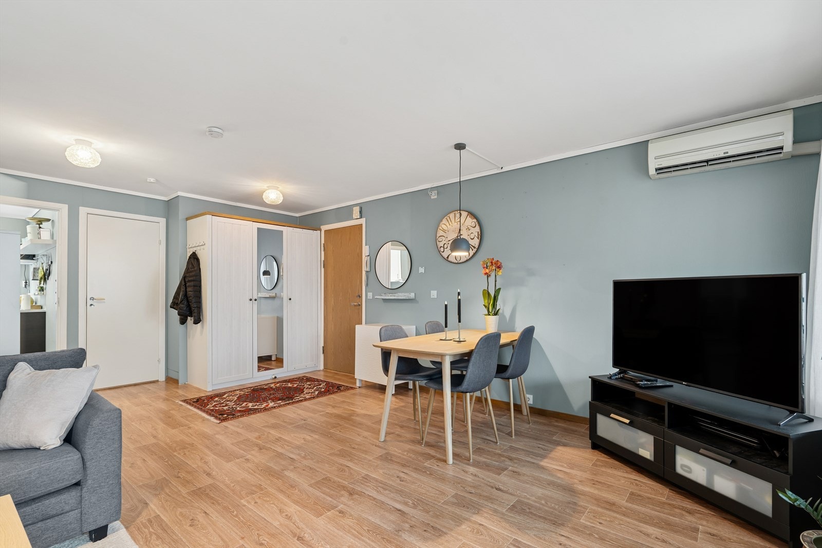 Varmepumpen som er montert på veggen, sørger for en behagelig innetemperatur gjennom årstidene. Galleribilde