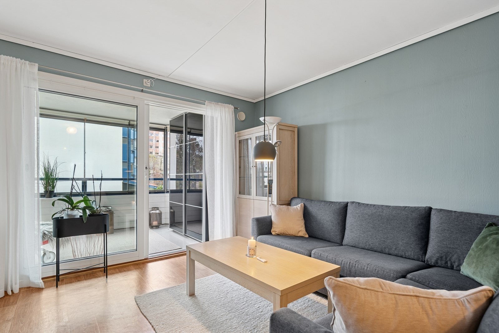 Direkte forbindelse til en innglasset balkong, gir en naturlig utvidelse av oppholdsrommet. Galleribilde