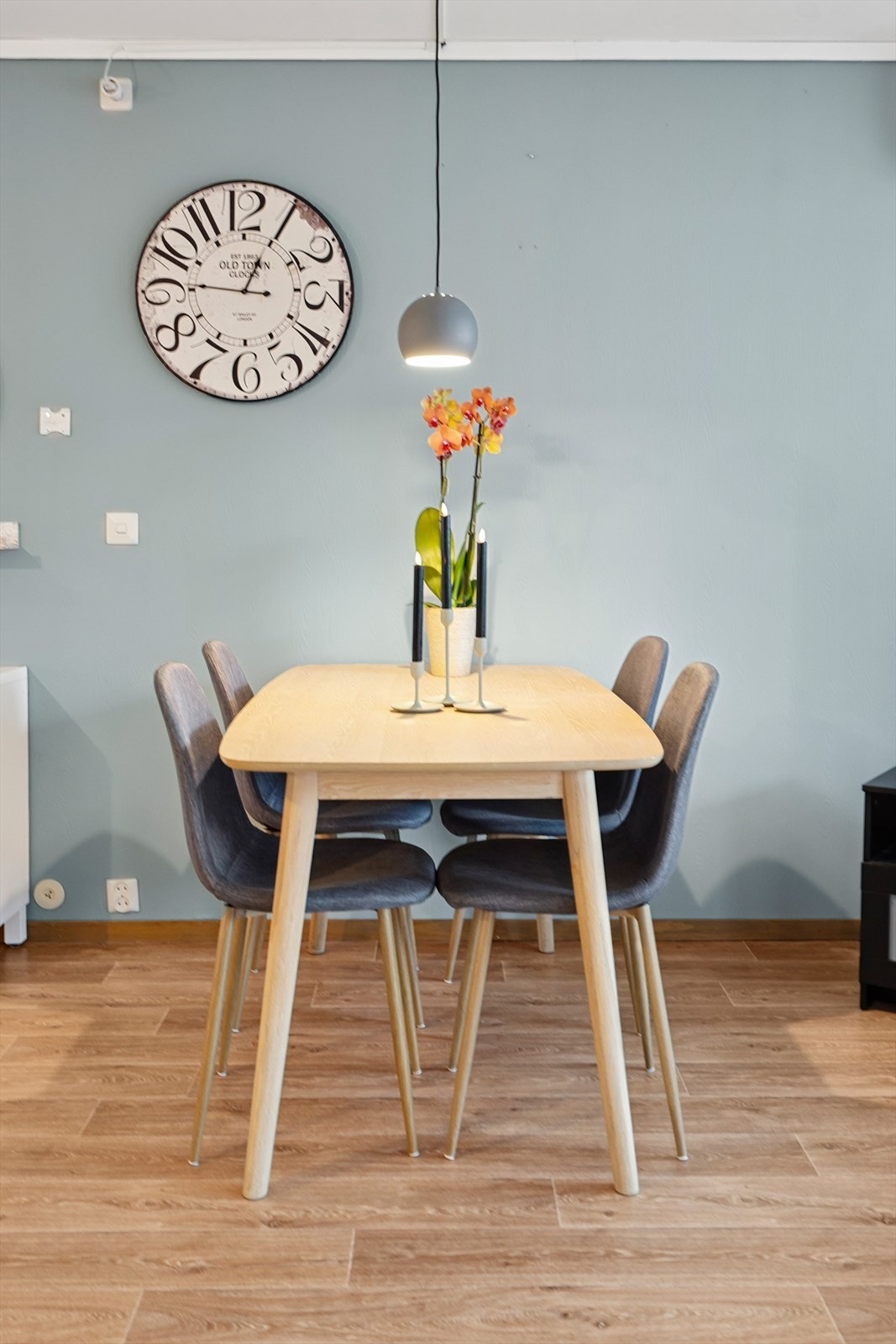 Malte vegger med moderne fargevalg samt belegg på gulvet. Galleribilde