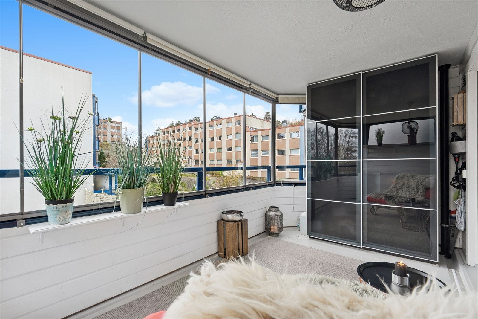 Fra stuen er det utgang til en herlig, innglasset balkong med bruksareal på 12 kvm. Galleribilde