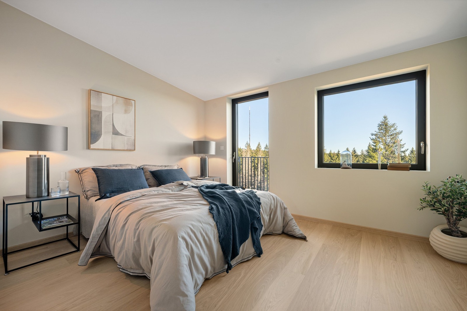 Hovedsoverommet utgjør en fin masteravdeling med egen balkong, privat bad og praktisk omkledningsrom - en rolig og komfortabel sone i boligen. Galleribilde