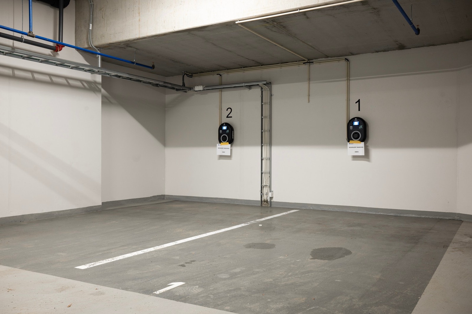 Garasjeplass nr. 1 medfølger - en romslig og praktisk endeplass. I garasjeanlegget finner du også egen bod, felles sykkelparkering og kombinert sykkelverksted/smørebod. Galleribilde