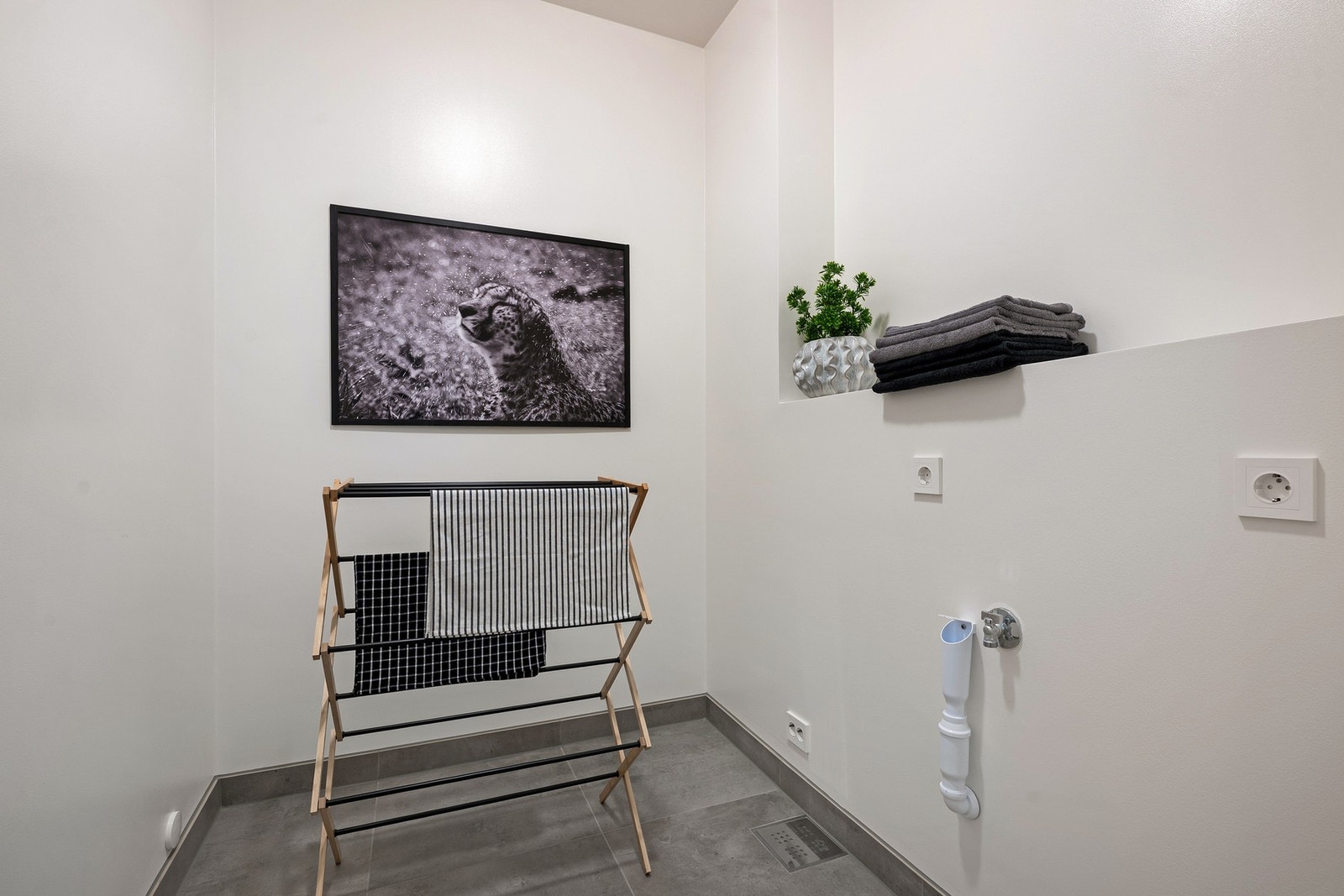 Romslig vaskerom som står klart for innredning etter egne behov, med god plass til både vaskemaskin, tørketrommel og praktiske løsninger. Galleribilde