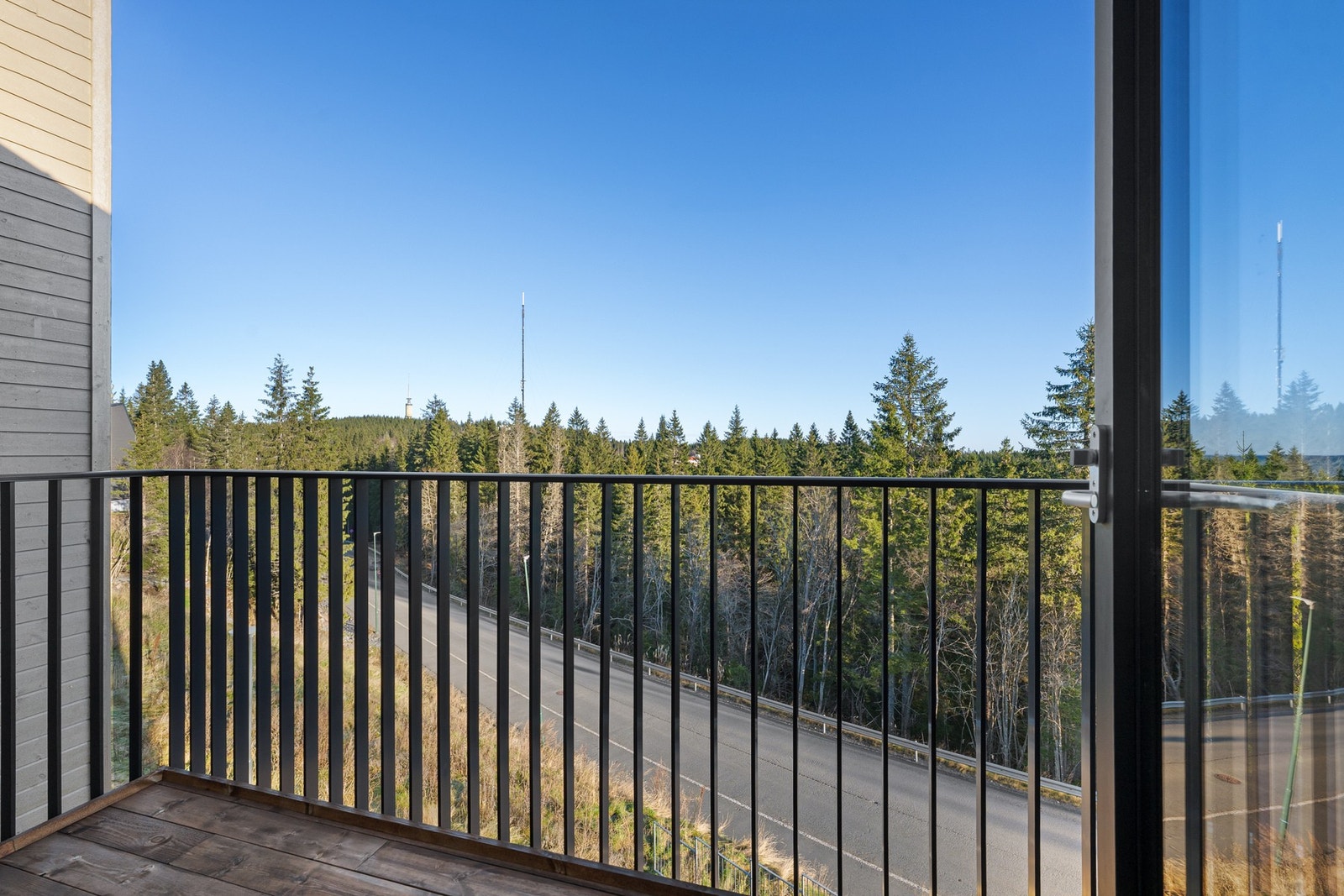 Her bor du høyt og fritt med utsyn over tretoppene og frisk luft rett utenfor døren. Galleribilde