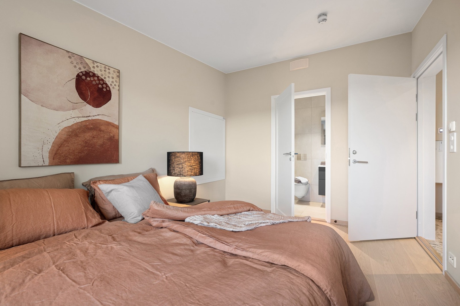 Soverom 2 er romslig og fleksibelt, med god plass til stor seng, garderobeløsninger og øvrig møblering etter behov. Galleribilde