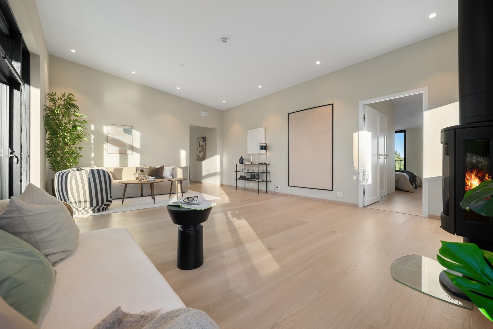 Her får du énstavs hvitpigmentert eikeparkett fra Haro, vannbåren gulvvarme i alle oppholdsrom og balansert ventilasjonsanlegg som sikrer jevn temperatur og godt inneklima. Galleribilde