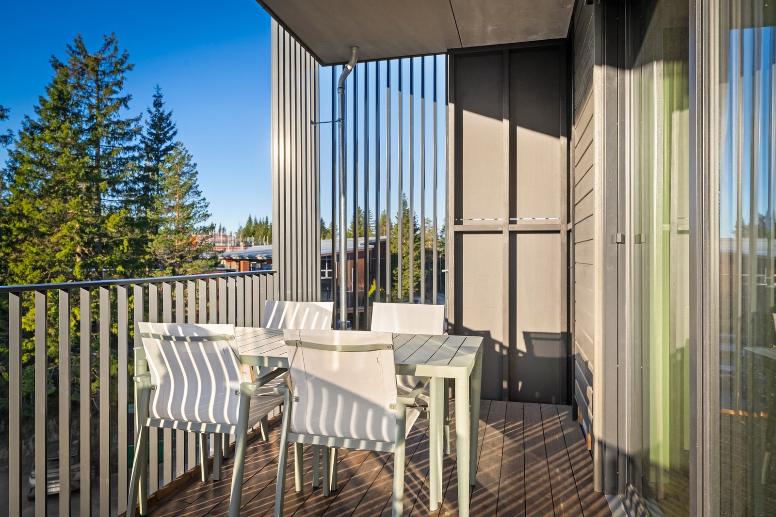 Balkongen byr på svært gode solforhold, og på varme sommerdager fungerer den som en fantastisk forlengelse av både stue og kjøkken. Galleribilde