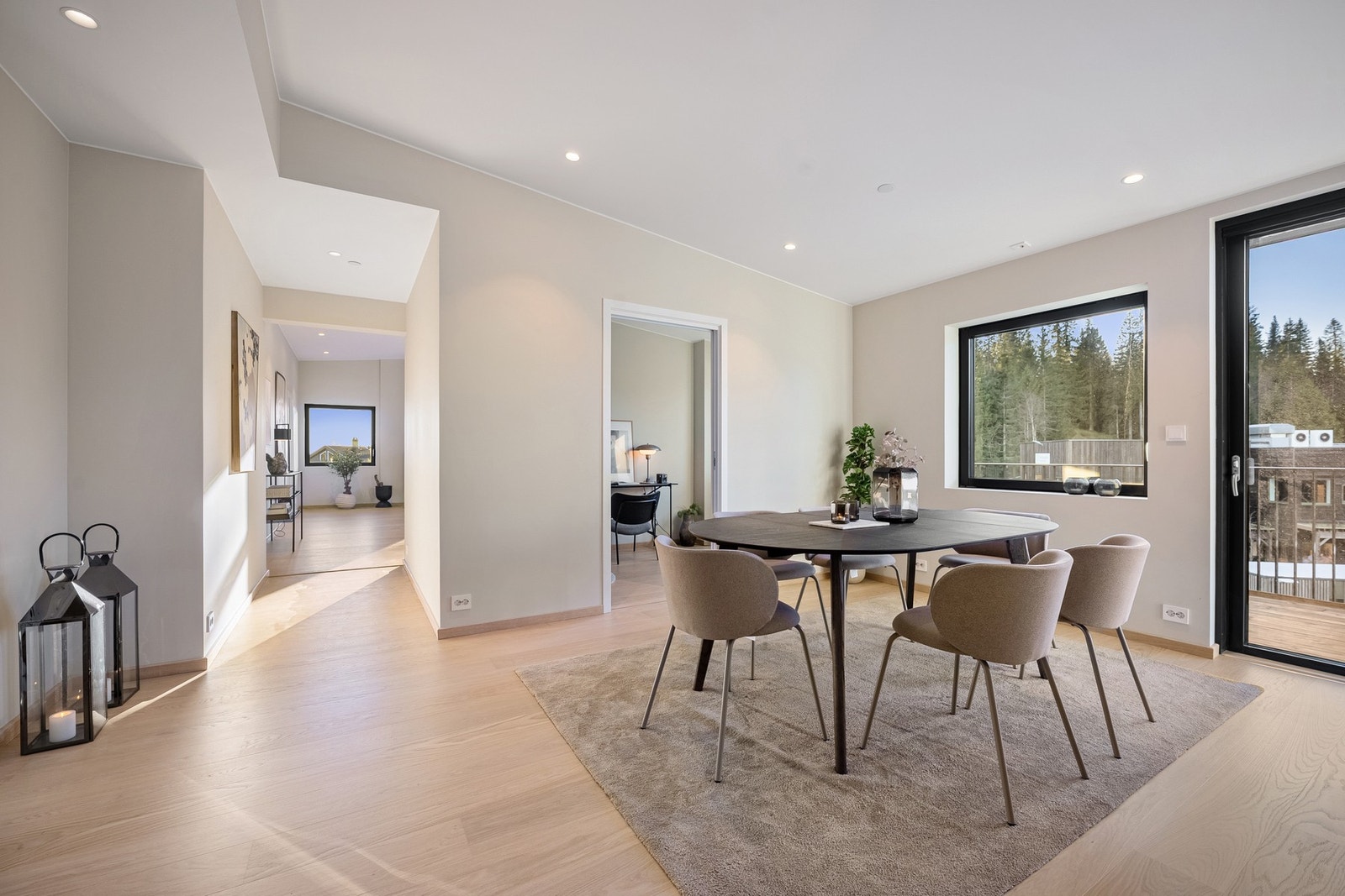 God plass til stort spisebord og sosial sone i tilknytning til kjøkkenet. Vannbåren gulvvarme i alle rom (unntatt bod). Galleribilde