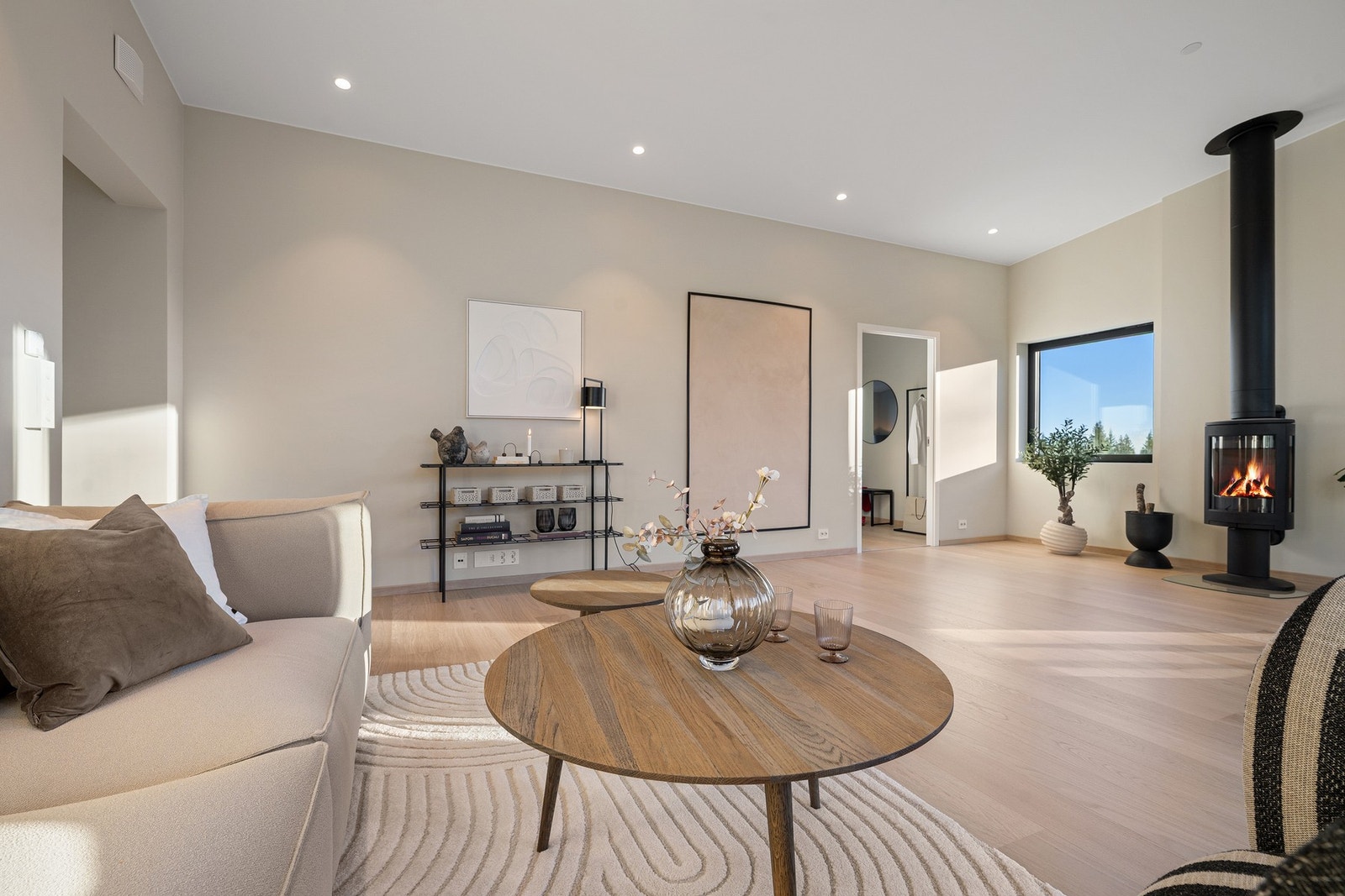 Her bor du høyt og fritt i øverste etasje, med gjennomtenkte løsninger, store vindusflater og en luftig atmosfære som preger hele boligen. Galleribilde