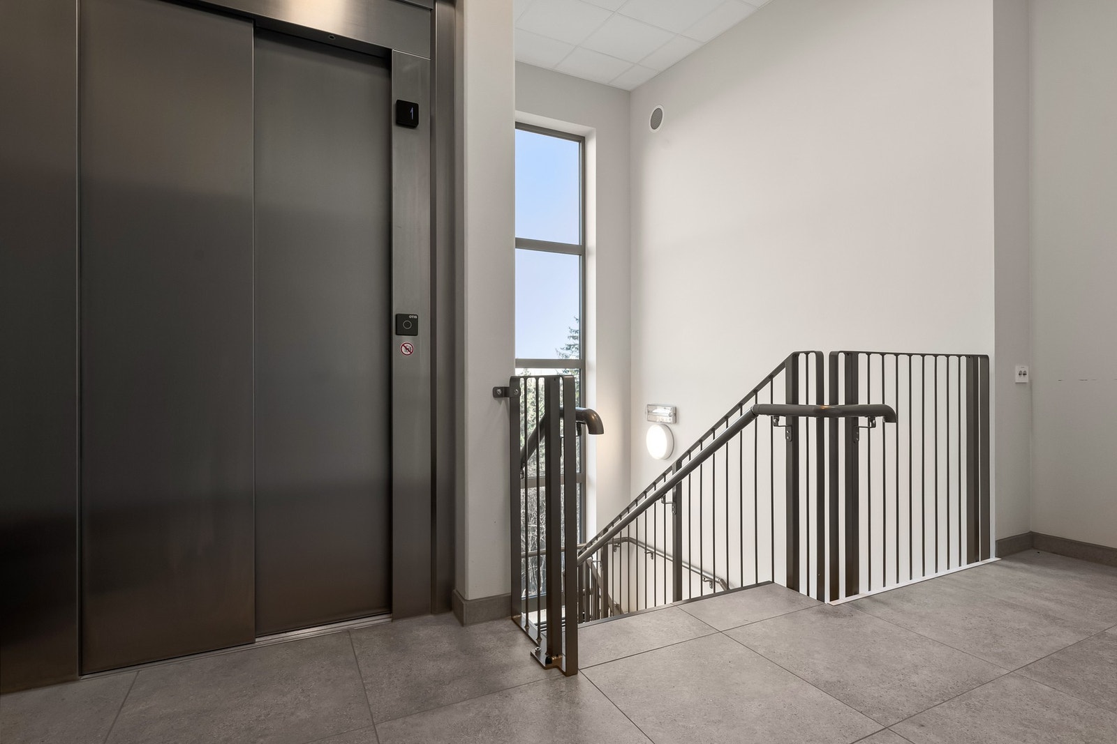 Heis fra leiligheten og helt ned til garasjekjelleren gir enkel og trinnfri adkomst. Galleribilde