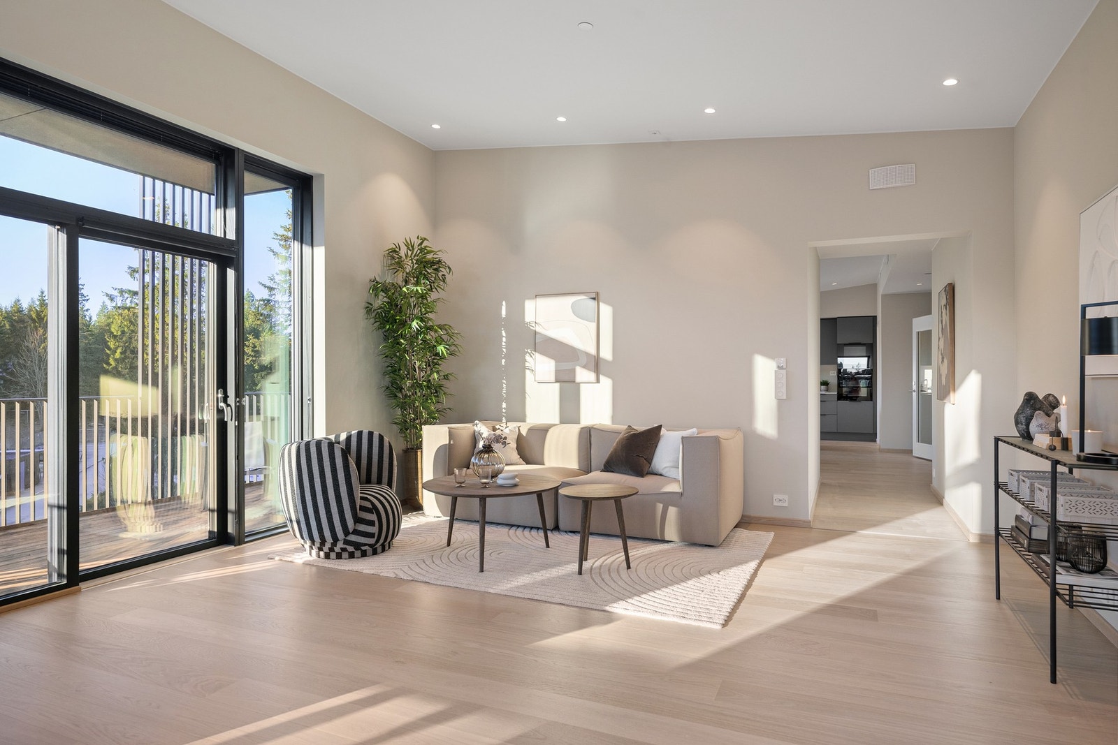 Stuen har skyvedør ut til den vestvendte hovedbalkongen på over 30 m². Galleribilde