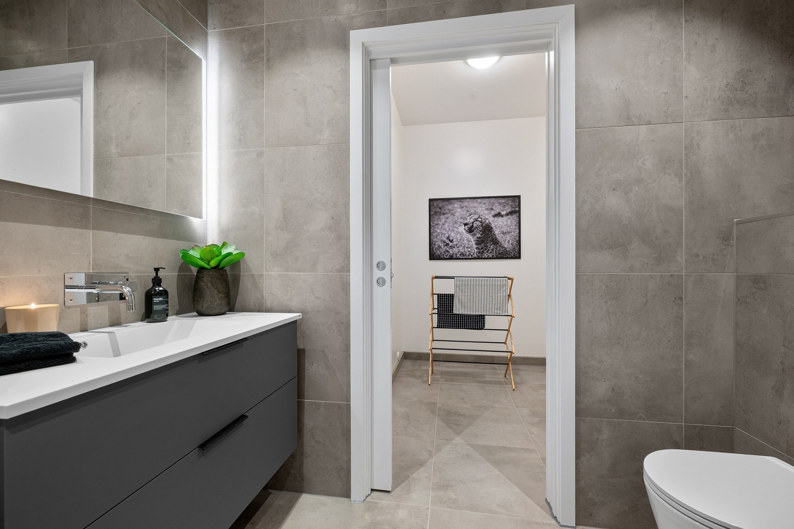 Vaskerommet og toalettrommet er delikat flislagt og vegger på vaskerom er behandlet med våtromsmaling som gir et rent og moderne uttrykk. Galleribilde