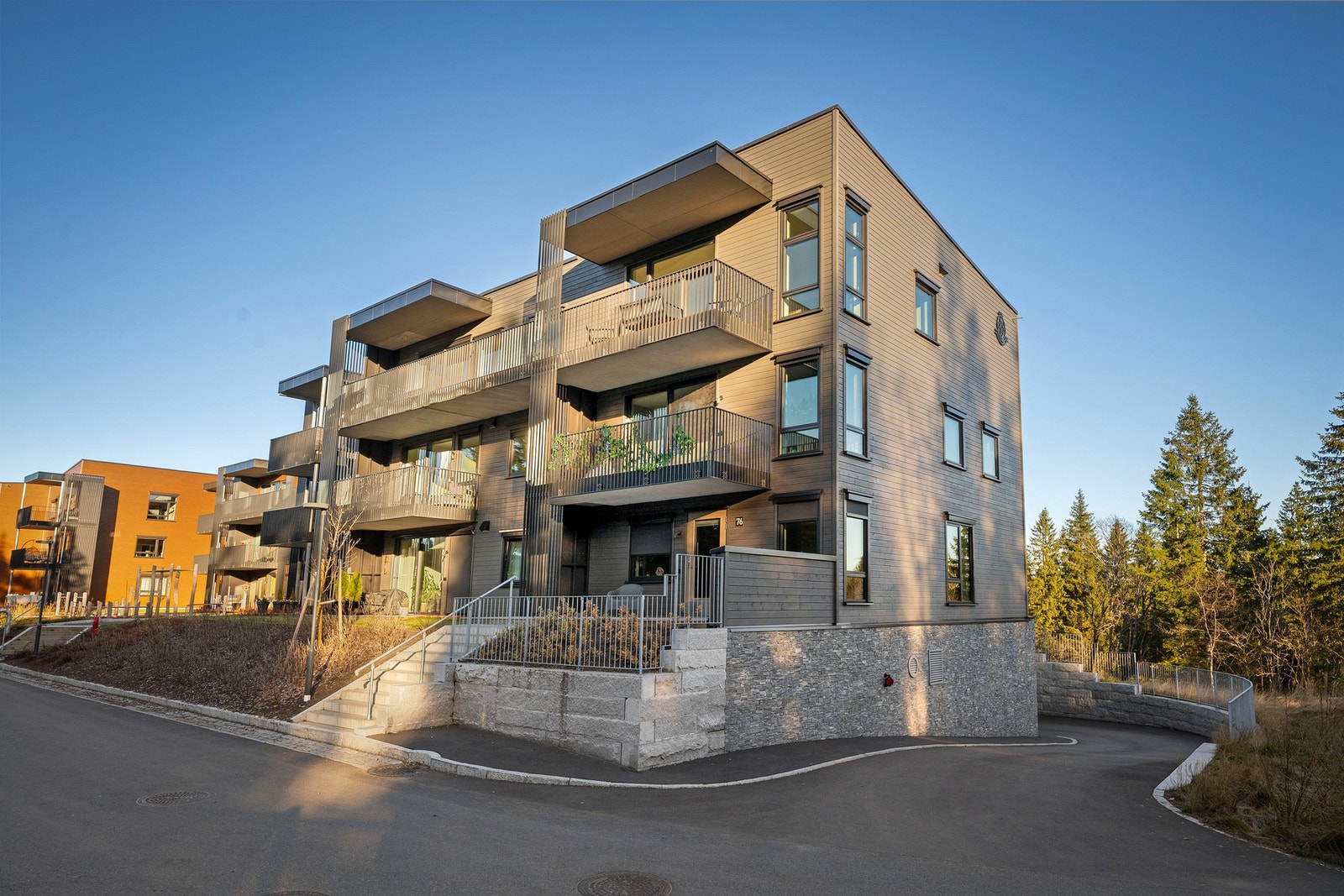 Sameiet tilbyr flotte fasiliteter som smørebod/sykkelverksted, stor sykkelbod, felleslokale med kjøkken og gjesteleilighet med bad. Bilfrie og naturnære uteområder mellom byggene. Galleribilde