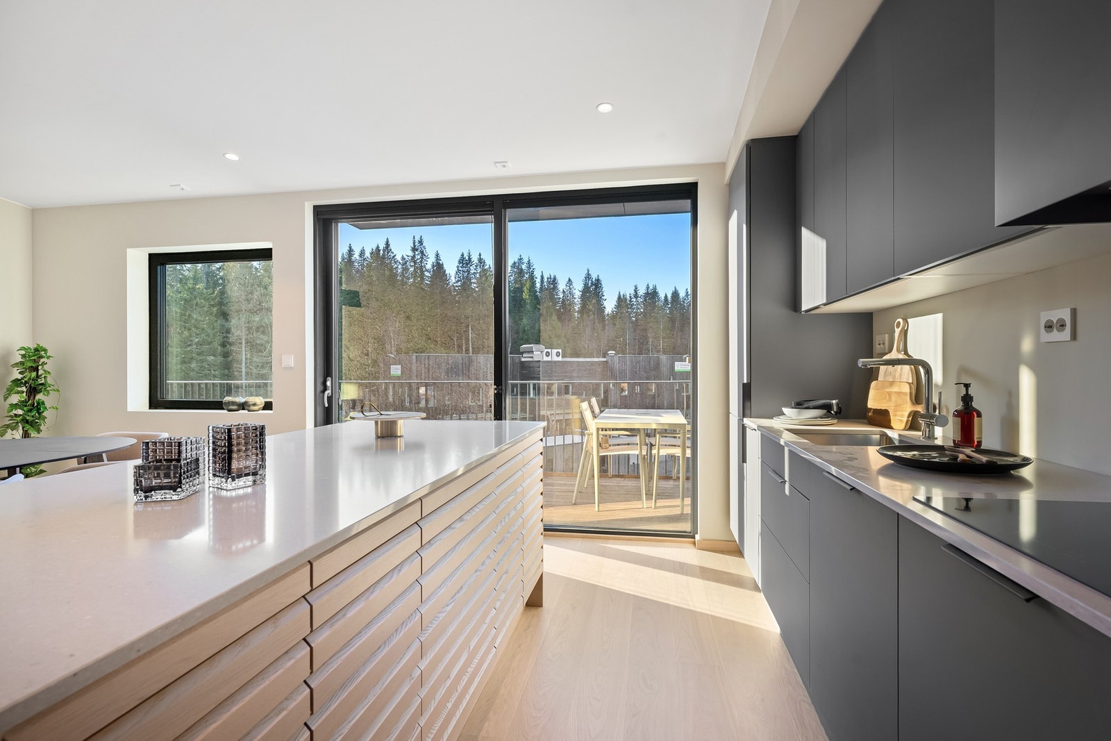 Hvitevarene er integrert og levert av Miele, inkludert kombiskap, oppvaskmaskin, stekeovn med pyrolyse og induksjonstopp. I tillegg følger et integrert vinskap fra Røros Metall. Galleribilde