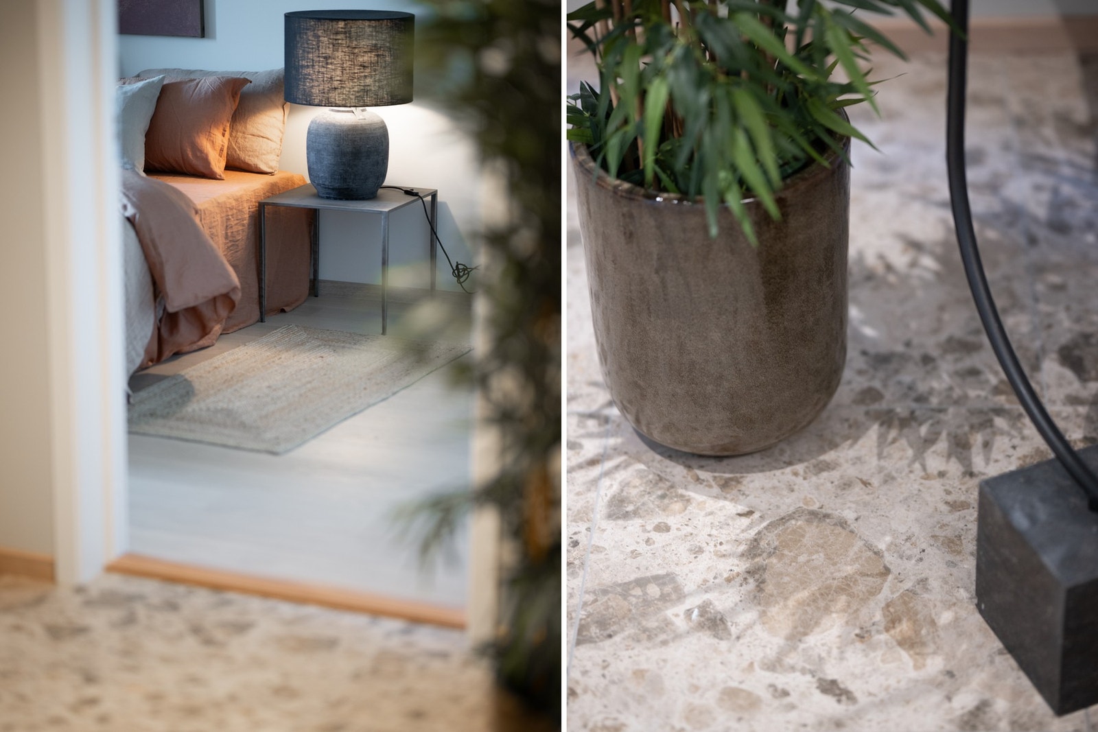 Flott flislagt entré i delikate naturtoner, med en elegant og sømløs overgang fra flis til énstavs eikeparkett - en detalj som understreker boligens høye kvalitet. Galleribilde