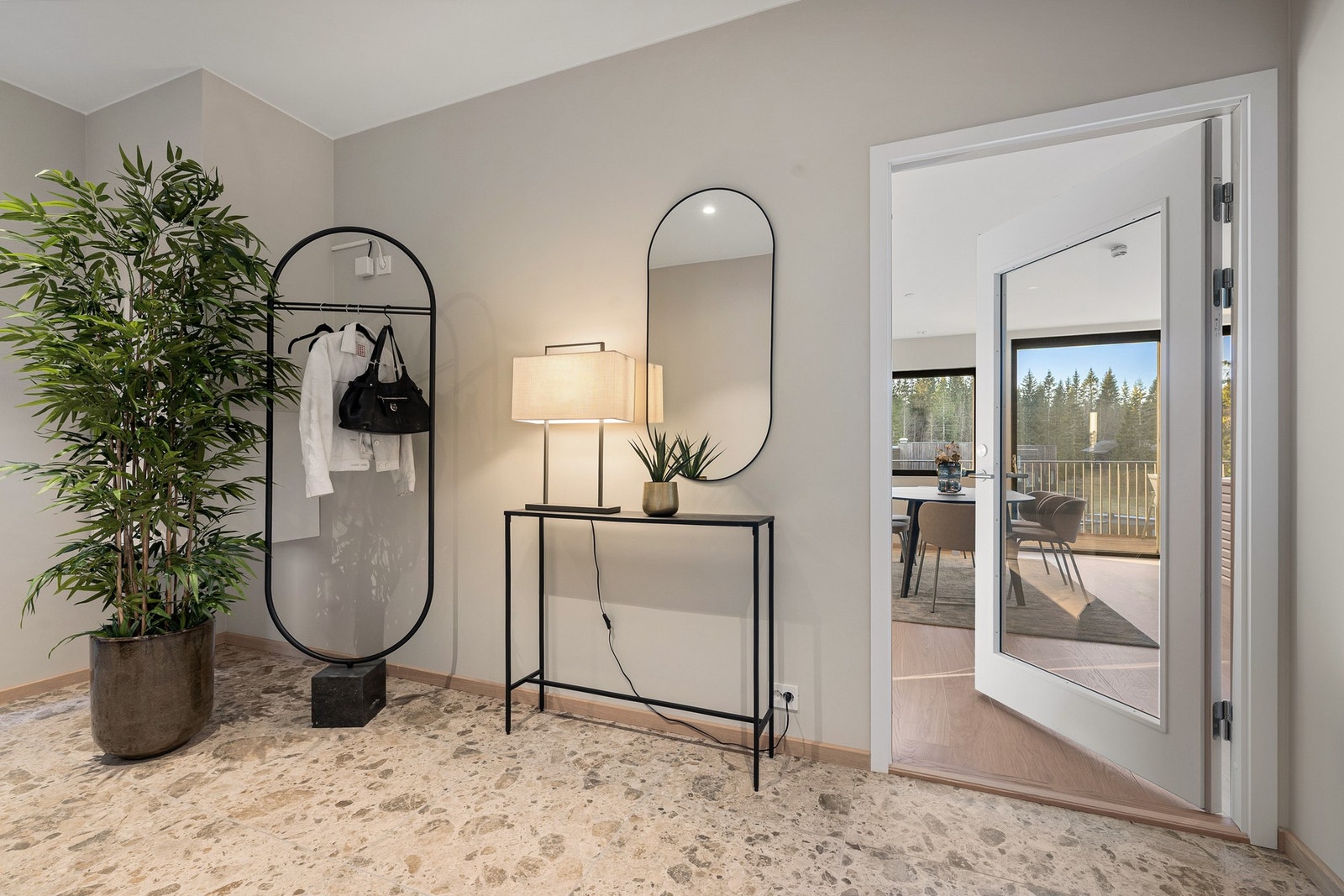 Mellom entré og kjøkken/spisestue er det en elegant glassdør fra Swedoor (Unique), som slipper lys inn og skaper en åpen og stilren romfølelse. Galleribilde