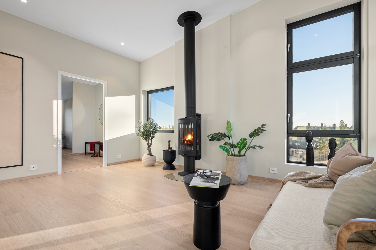 Stuen har vedpeis fra Jøtul som skaper en lun atmosfære, og store vindusflater sørger for rikelig naturlig lys og en svært god romfølelse. Galleribilde