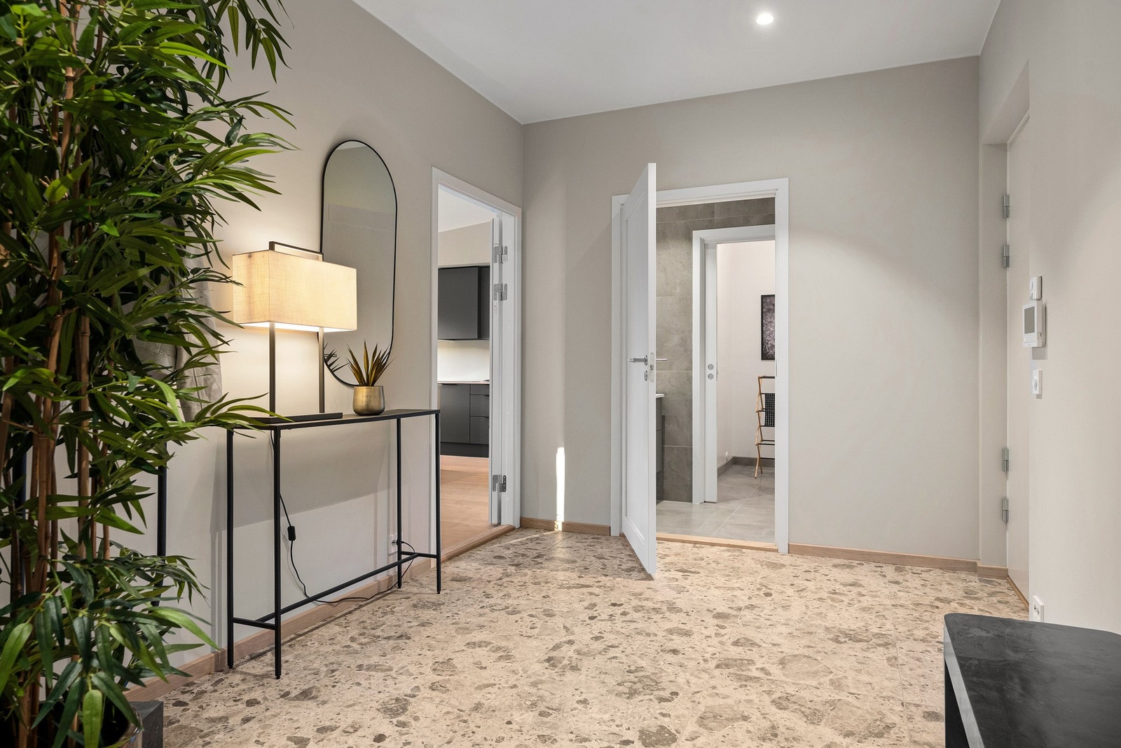 Stor og innbydende hall som ønsker deg velkommen, med praktiske fliser på gulvet og god plass til ulike oppbevaringsløsninger. Galleribilde