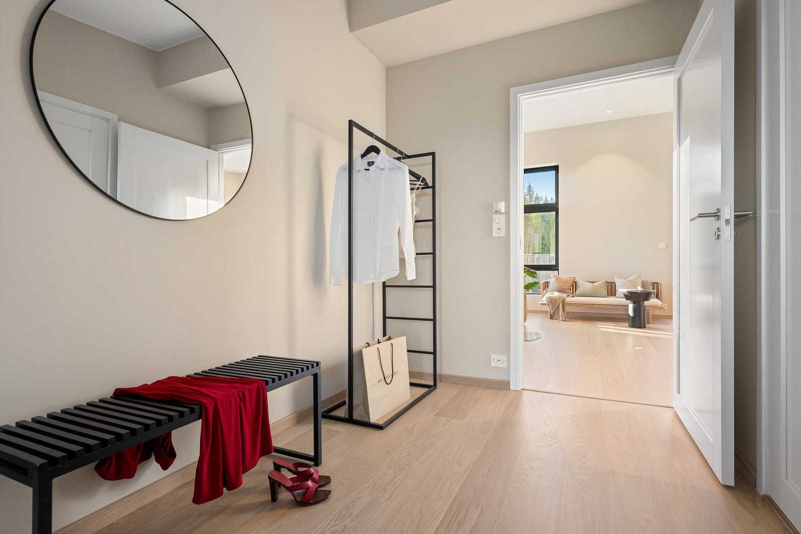 Lyst og romslig omkledningsrom som står klart til å innredes etter behov, med god plass for fleksible og smarte oppbevaringsløsninger. Galleribilde
