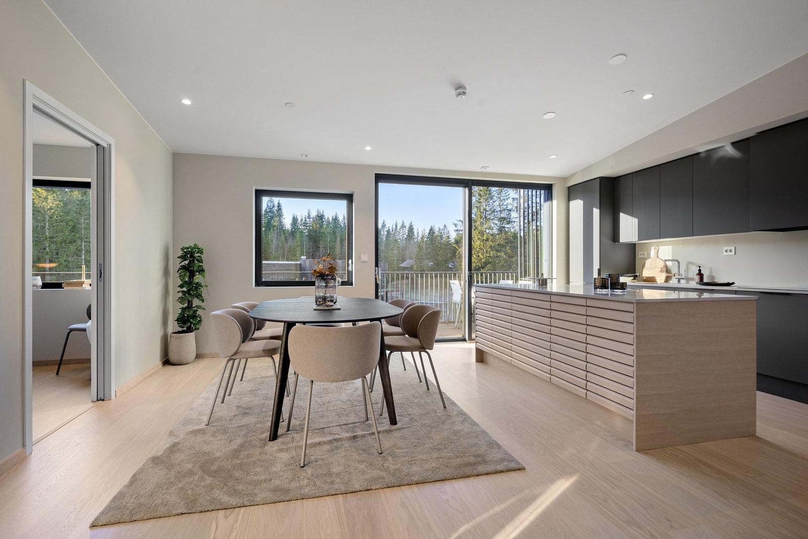 Toppleilighet fra 2023 med gjennomgående høy standard, store vindusflater og luftig romfølelse. Vestvendt balkong, vannbåren varme og eksklusive materialvalg. Galleribilde