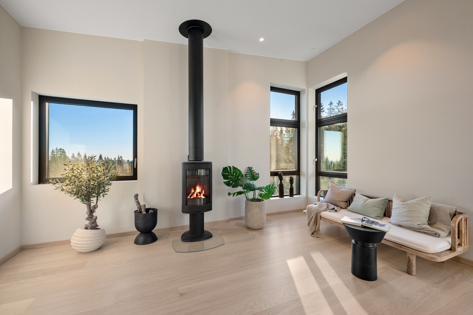 Stilrent med listefrie vinduer, skråtak og dimbare downlights som skaper et moderne og luftig uttrykk. Galleribilde