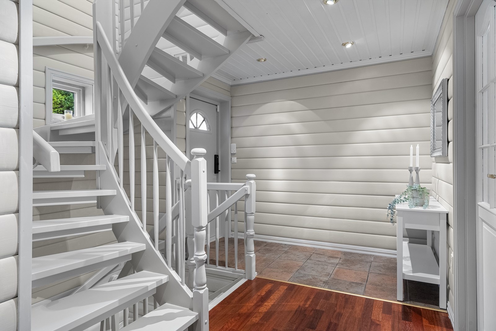 Flislagt entré med god plass til garderobeløsning Galleribilde