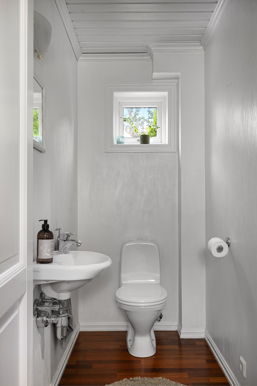 Praktisk gjestetoalett i forbindelse med gangen Galleribilde