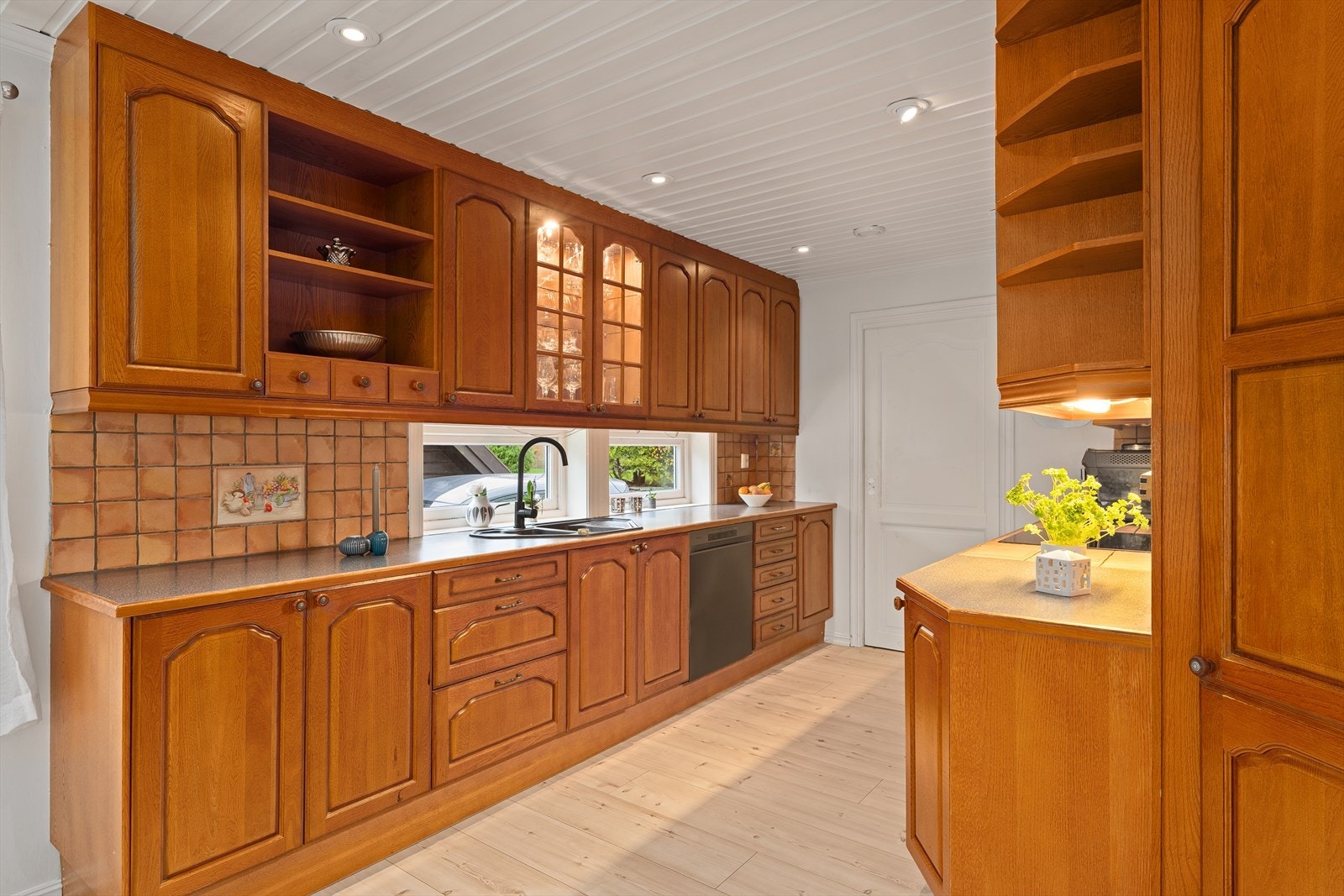 Kjøkkeninnredning med rikelig skap- og benkeplass Galleribilde